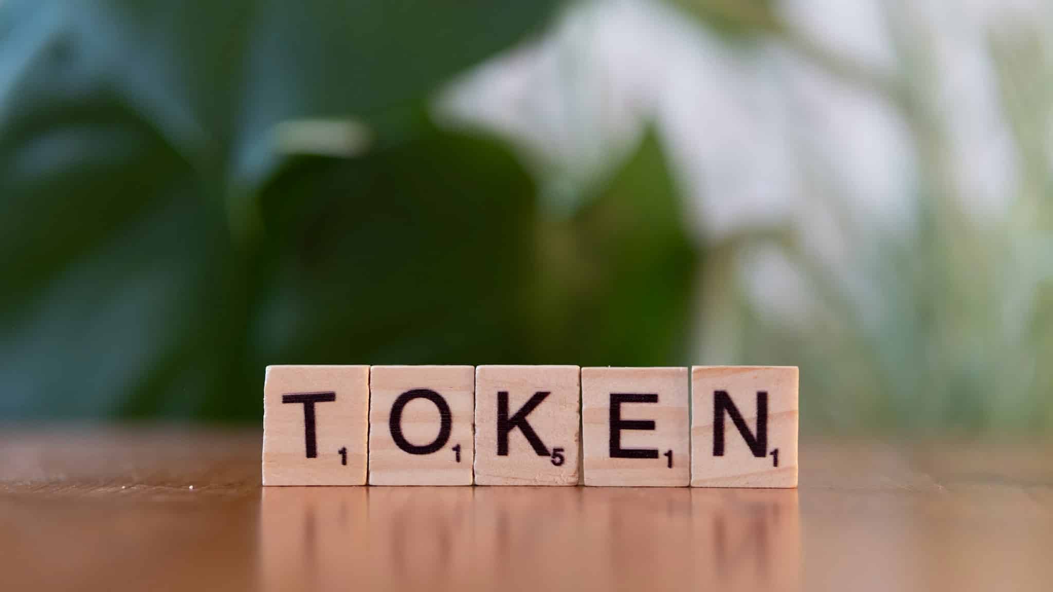Tokenize varlık pazarı: Üzerinde "token" yazan ahşap blok