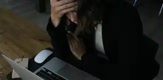Tükenmişlik sendromu bulaşıcı: Tükenmişliğe karşı 4 güçlü adım Tükenmişlik sendromu: Bilgisayar başında ellerini başına koymuş yorgun bir kadın