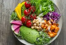 Vegan beslenme: Eksilen besinleri doğru tamamlamanın yolları Vegan beslenme düzenine uygun sebzeli bir kase