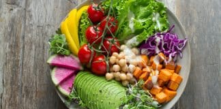 Vegan beslenme düzenine uygun sebzeli bir kase