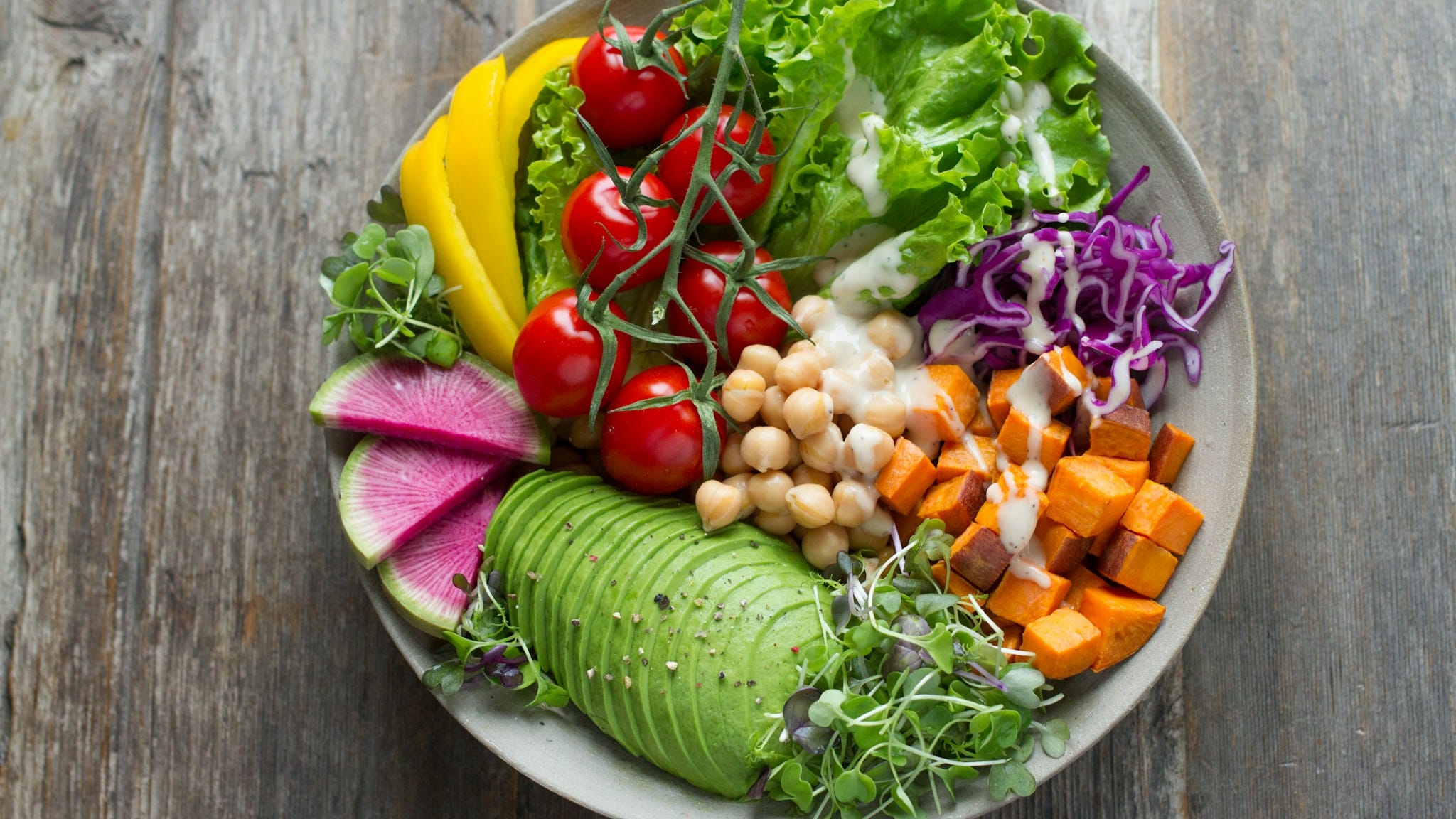 Vegan beslenme düzenine uygun sebzeli bir kase