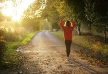 Wellness alışkanlıklarının parçası olarak doğada yürüyüş yapan bir kadın