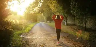 Wellness nedir? Cevabı günlük alışkanlıklarınızda saklı Wellness alışkanlıklarının parçası olarak doğada yürüyüş yapan bir kadın