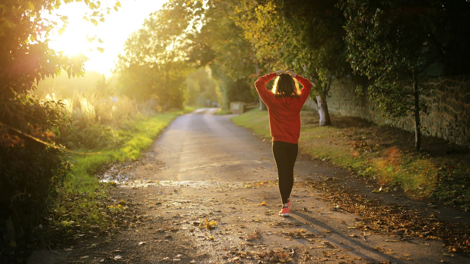 Wellness alışkanlıklarının parçası olarak doğada yürüyüş yapan bir kadın