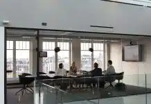 Yan haklar araştırması: Şirketlerin önceliği sağlık sigortası ve wellbeing Ofiste toplantı yapan çalışanlar; şirketlerin yan haklar önceliğinde sağlık sigortası öne çıkıyor