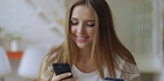 Yapay zeka çağında markalar arasında telefonuyla online alışveriş yapan genç bir kadın