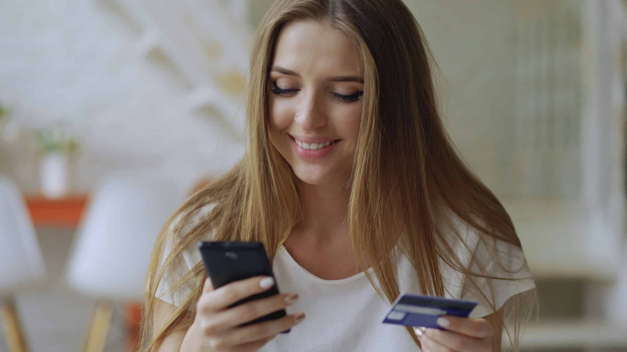 Yapay zeka çağında markalar arasında telefonuyla online alışveriş yapan genç bir kadın