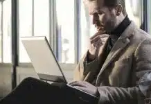 Yapay zeka çağında düşünme becerisi nasıl korunur? Yapay zeka çağında düşünme becerisi üzerine dizüstü bilgisayarın karşısında elini çenesine koyarak düşünen bir adam