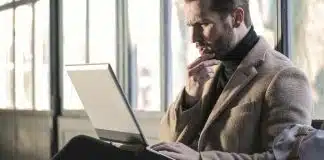 Yapay zeka çağında düşünme becerisi nasıl korunur? Yapay zeka çağında düşünme becerisi üzerine dizüstü bilgisayarın karşısında elini çenesine koyarak düşünen bir adam