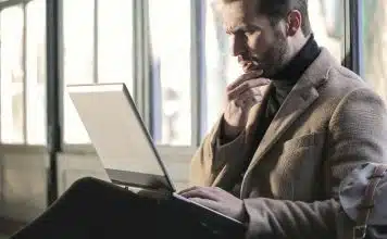 Yapay zeka çağında düşünme becerisi nasıl korunur? Yapay zeka çağında düşünme becerisi üzerine dizüstü bilgisayarın karşısında elini çenesine koyarak düşünen bir adam