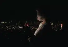 Yapay zeka ile dertleşmek iyi gelir mi? Uzmanından uyarı Karanlıkta telefonundan yapay zeka ile dertleşmek için yazışan bir kadın