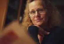 Yaşlanma korkusu kırışıklıklardan değil, değer kaybı endişesinden besleniyor Aynada kendine bakan kadın; yaşlanma korkusu çoğu zaman değer kaybı endişesinden beslenir