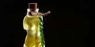 Hangi yağ nasıl kullanılır? Yemeklik yağlar hakkında bilinmesi gerekenler Mutfakta kullanılan yemeklik yağlar arasından bir şişe yağ